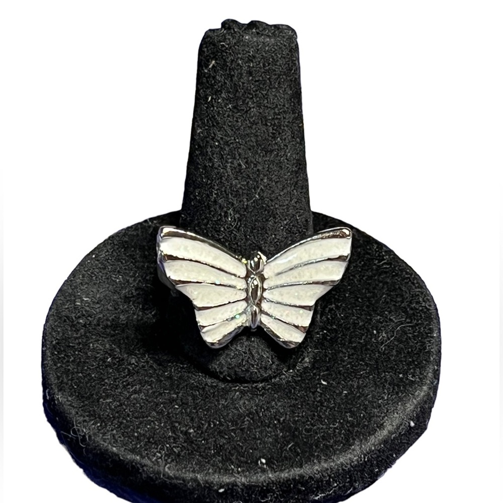 2/22 Pretty butterfly -cream/white “fireopal” ring silver tone